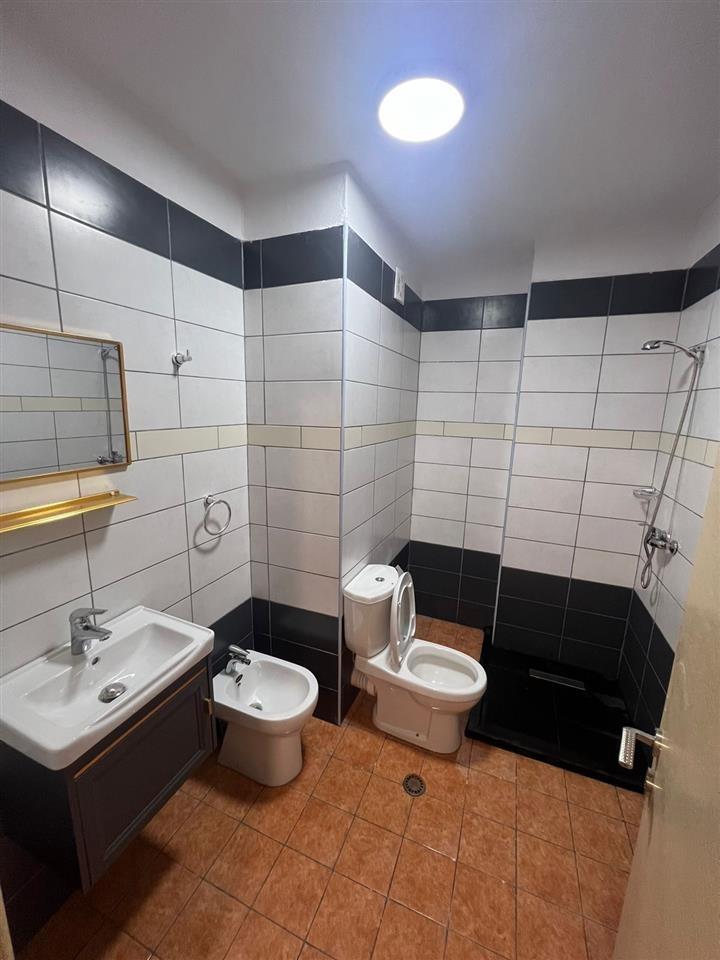 Shitet gazonjere pamje deti te shkembi Kavajes