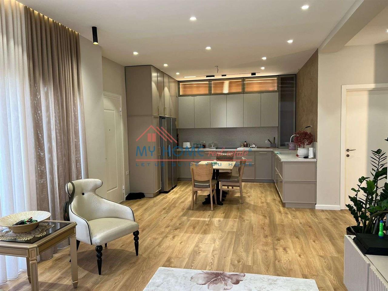 Apartament 3+1+2+Verande+2poste parkimi ne shitje siper Kris