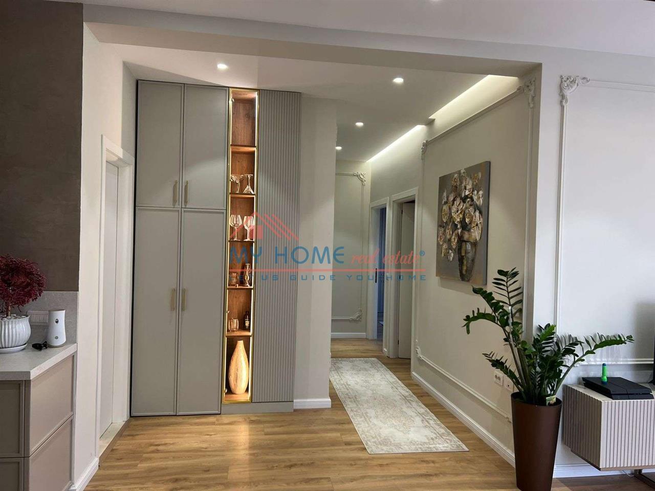 Apartament 3+1+2+Verande+2poste parkimi ne shitje siper Kris