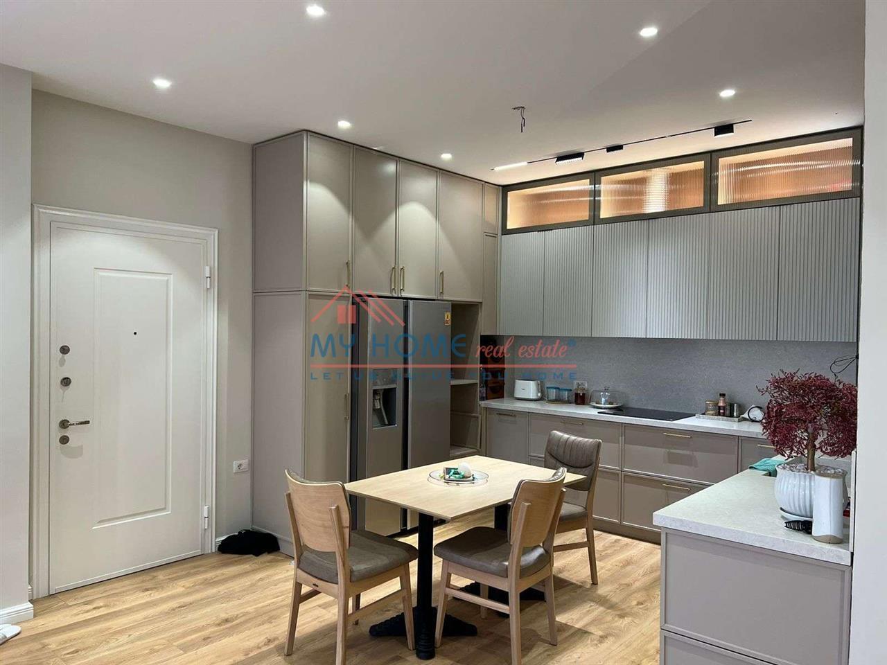 Apartament 3+1+2+Verande+2poste parkimi ne shitje siper Kris