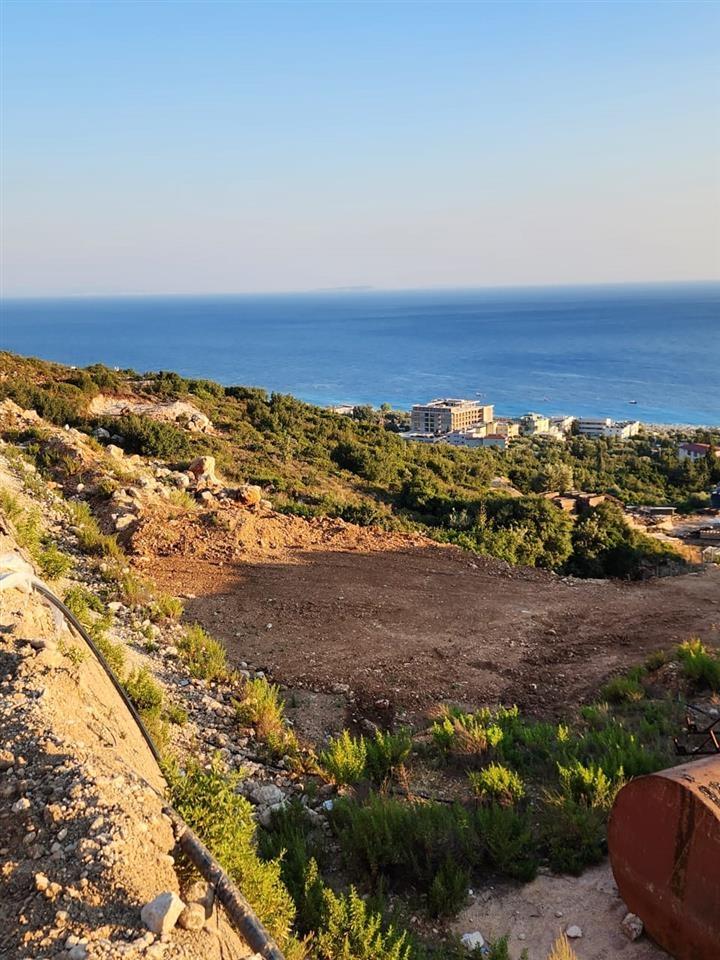 Shitet toka ne palas 600 m2 me certifikat pronsie