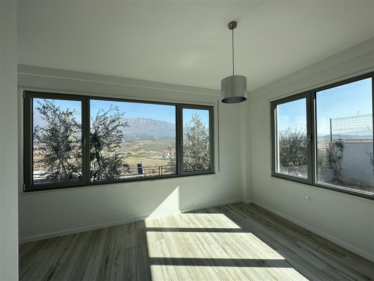 Shitet vile pran Teg ne Lunder