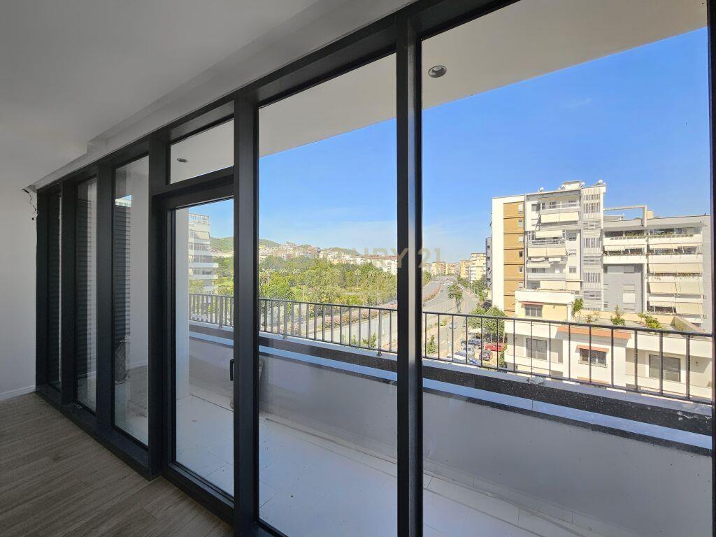 Zyre Me Qira – Liqeni i Tiranes