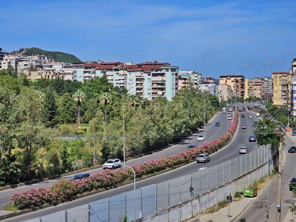 Zyre Me Qira – Liqeni i Tiranes