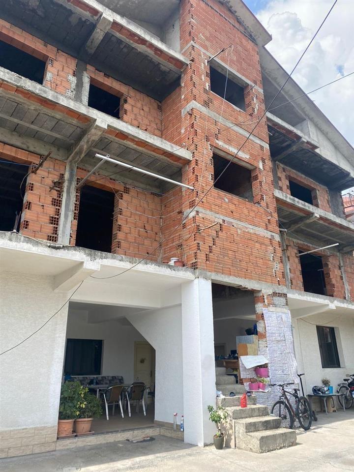 SHITET VILA NE LAPRAKE.. UNAZA MADHE