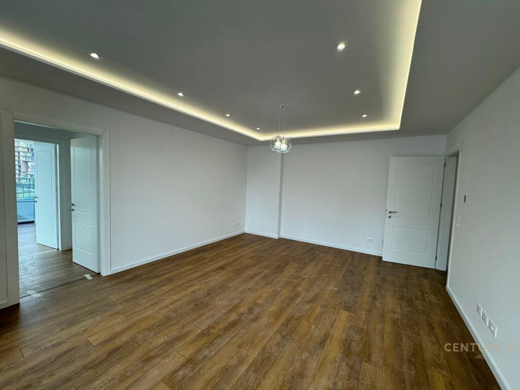 JEPET ME QIRA AMBJENT PER ZYRE TEK RR. KOSOVAREVE !