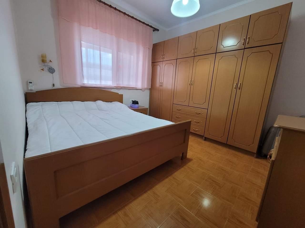Shitet apartament 1+1, Lagjia 8, 100m nga Pazari i Korçës.