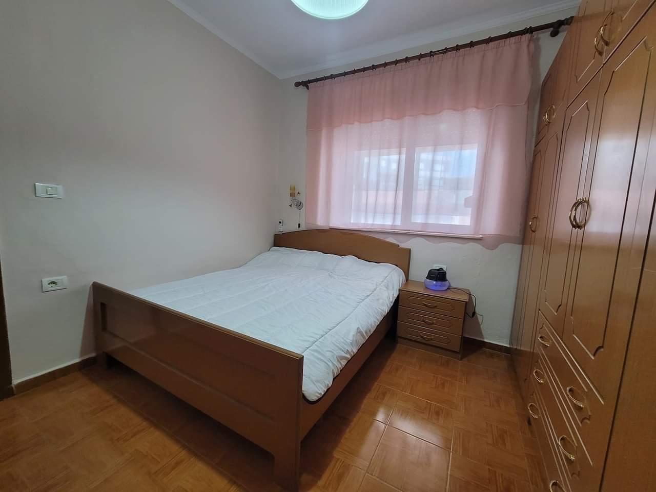 Shitet apartament 1+1, Lagjia 8, 100m nga Pazari i Korçës.