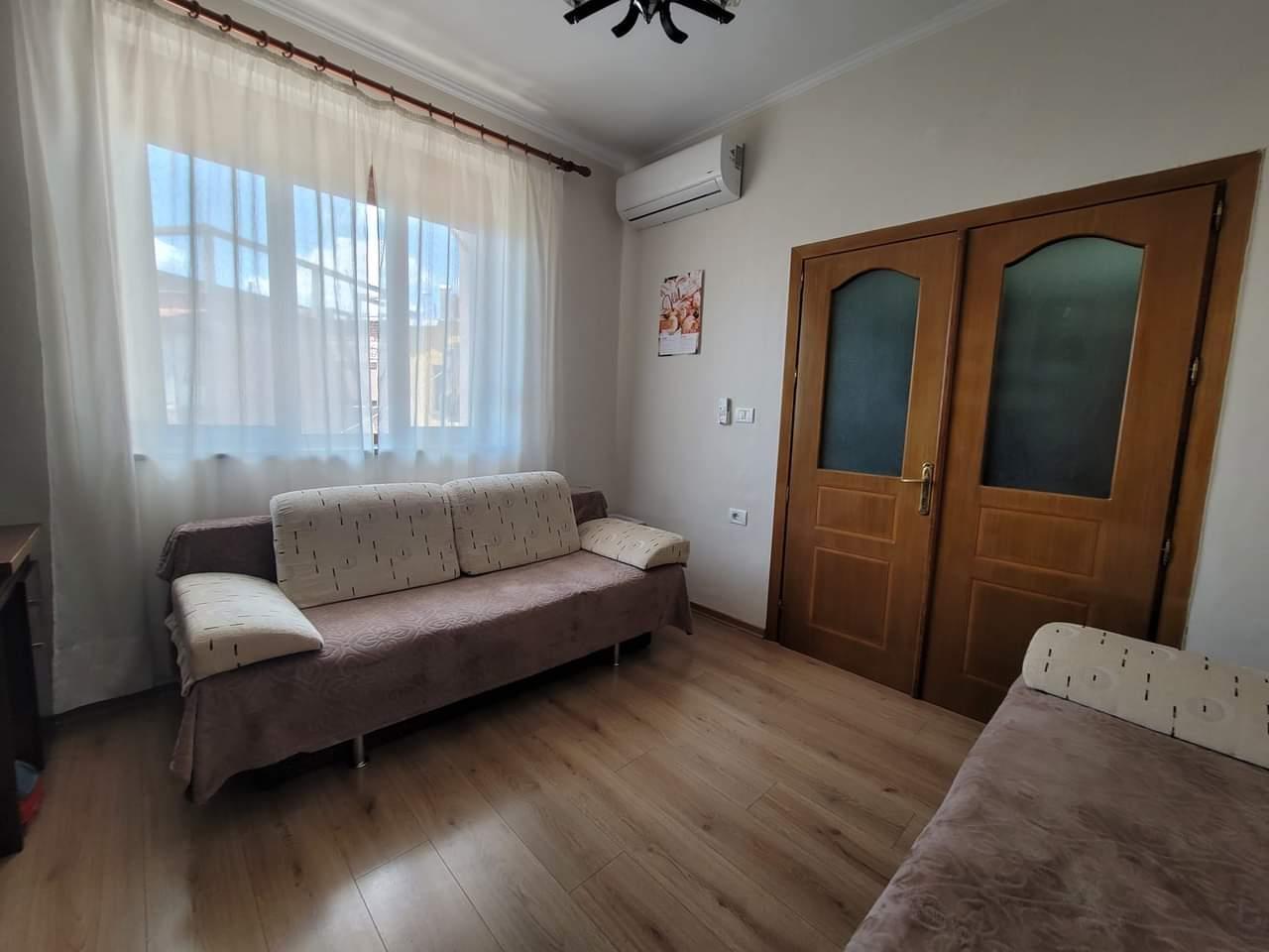 Shitet apartament 1+1, Lagjia 8, 100m nga Pazari i Korçës.