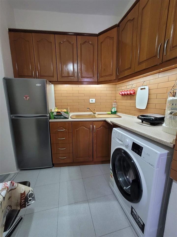 Shitet apartament 1+1, Lagjia 8, 100m nga Pazari i Korçës.