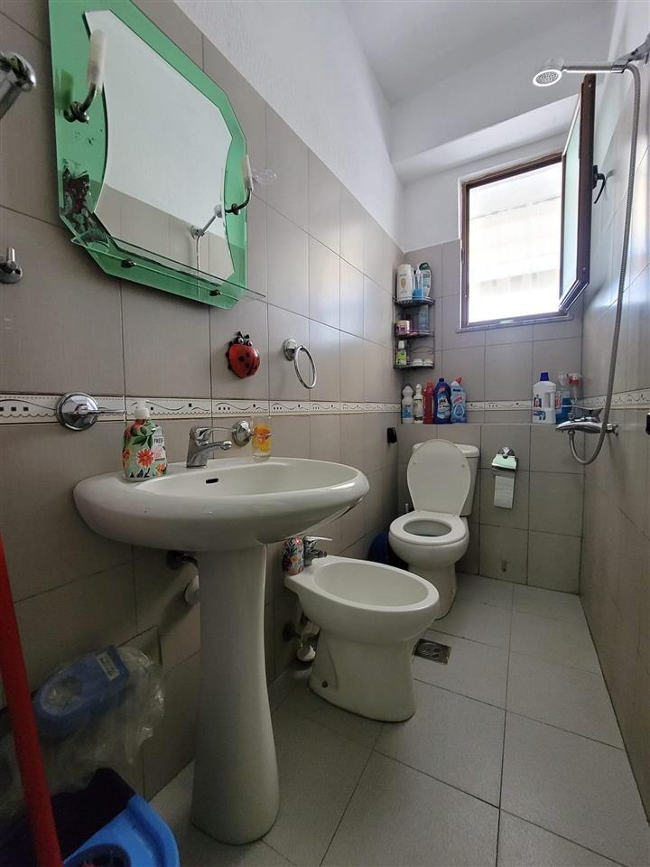 Shitet apartament 1+1, Lagjia 8, 100m nga Pazari i Korçës.
