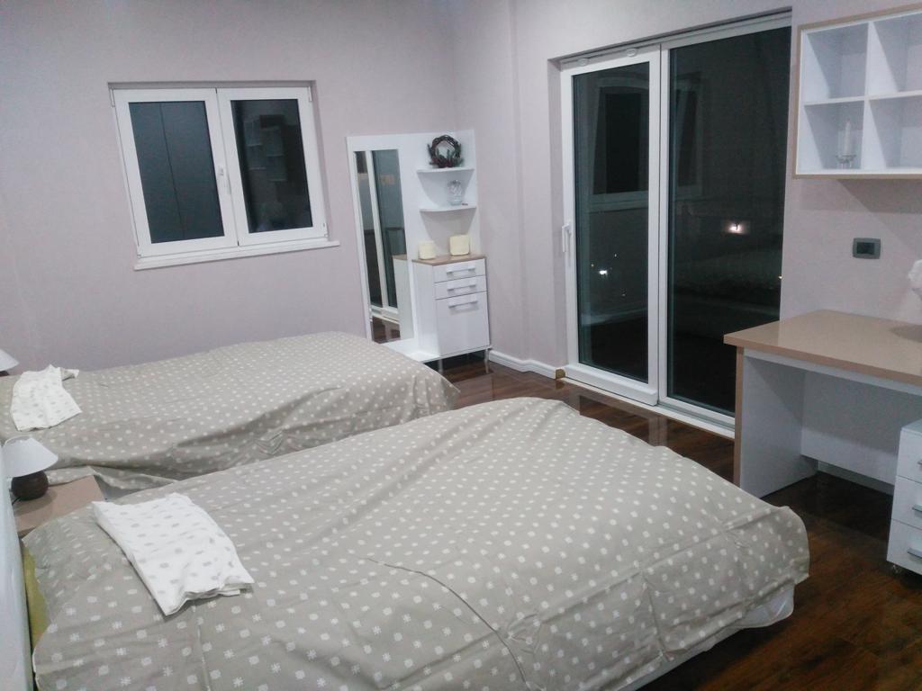 Vile me qira, Mjull Bathore (Acacia Hills)