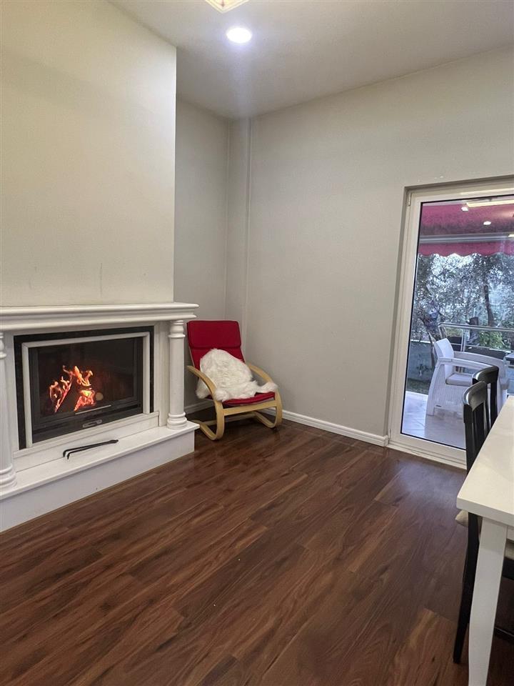 Vile me qira, Mjull Bathore (Acacia Hills)