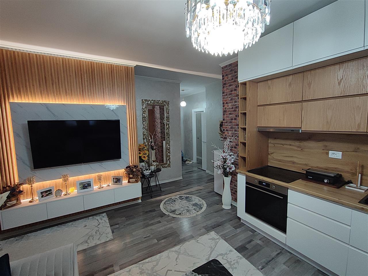 Shitet apartament i mobiluar