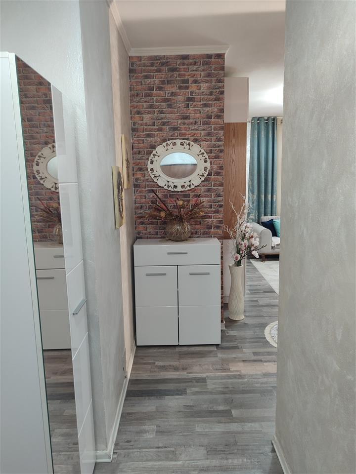 Shitet apartament i mobiluar