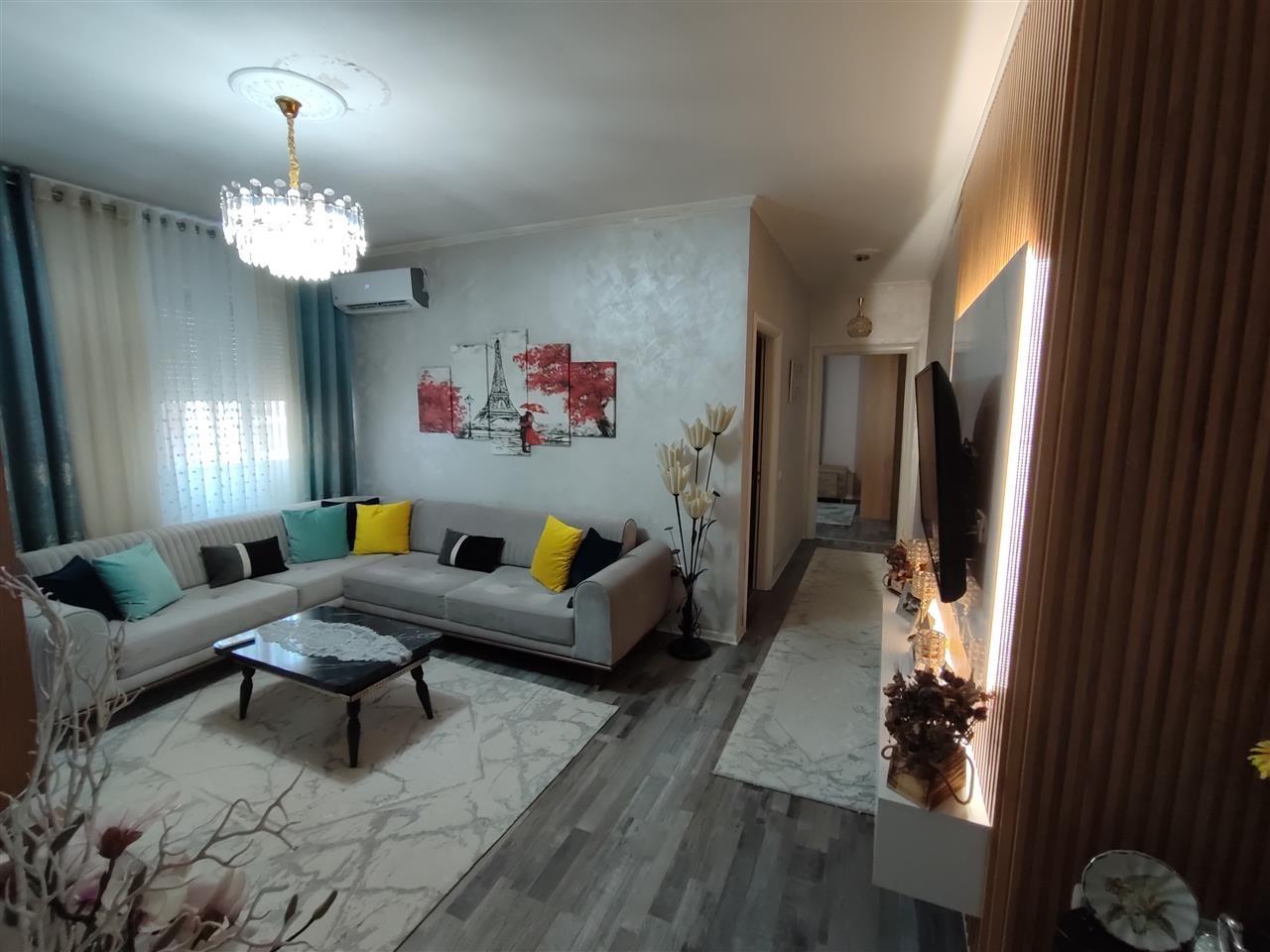 Shitet apartament i mobiluar