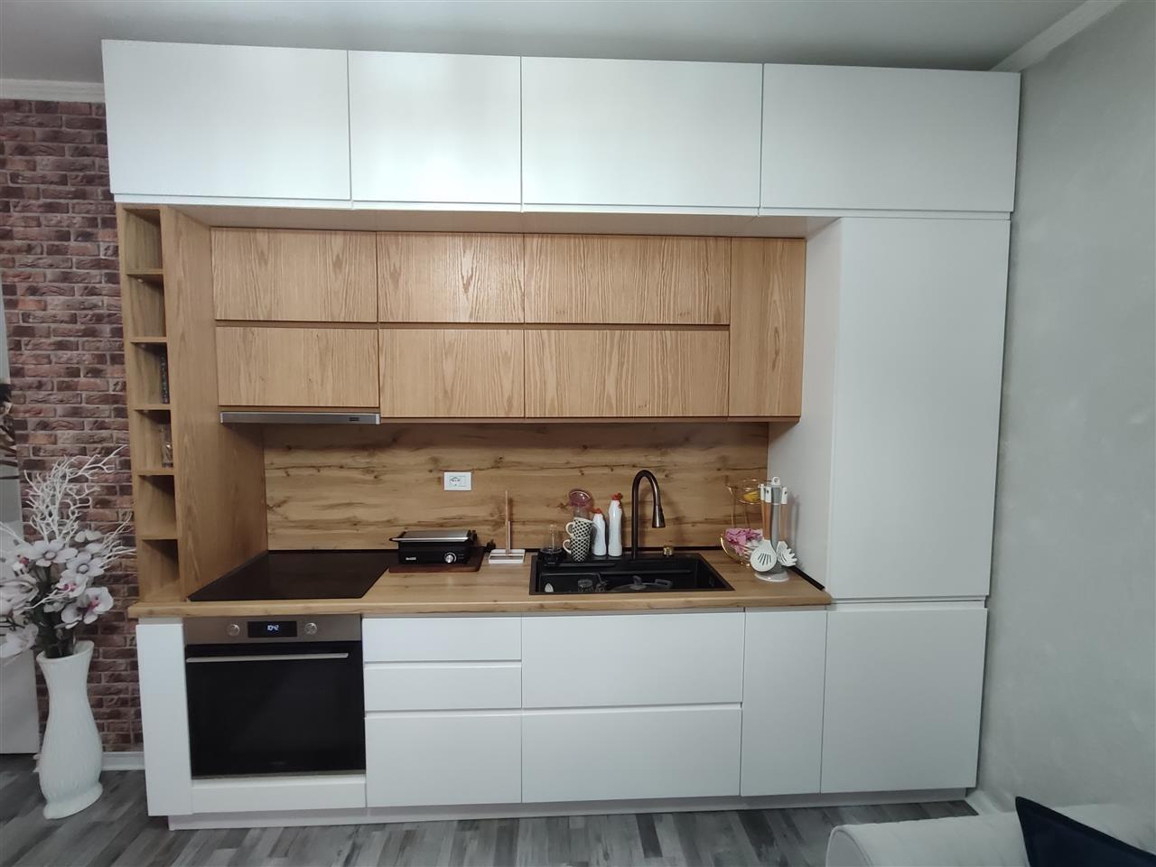 Shitet apartament i mobiluar