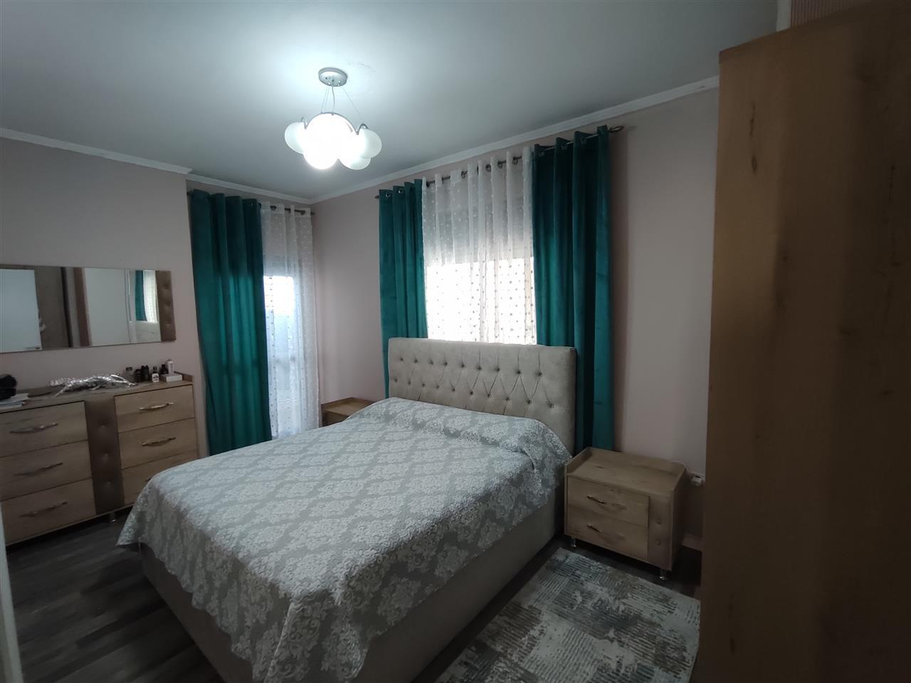 Shitet apartament i mobiluar