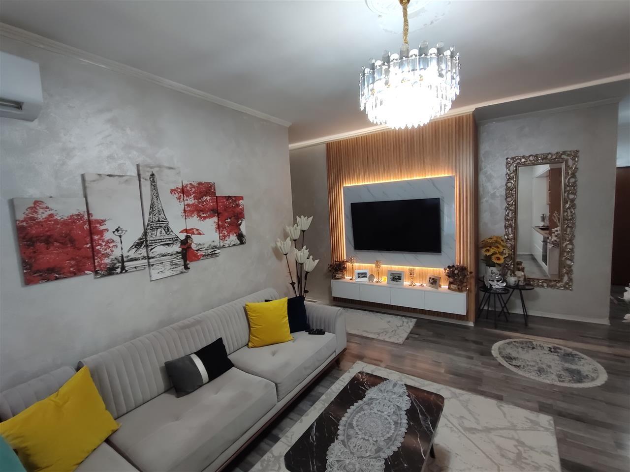 Shitet apartament i mobiluar