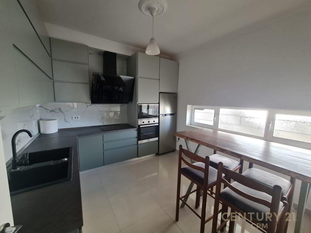 Apartament 2+2+2+Parking për qira tek xhamia, Kopshti Botani