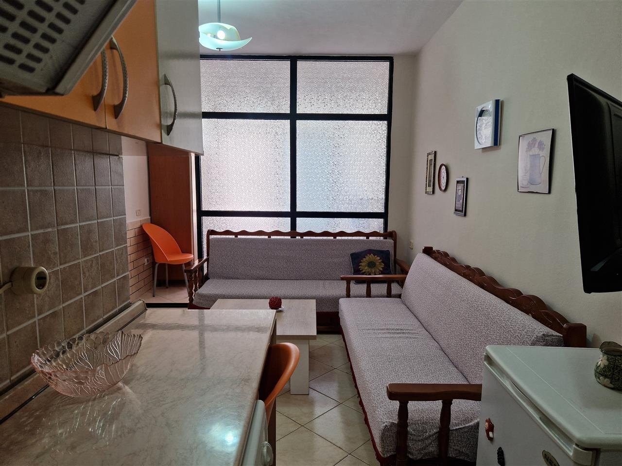 Garsoniere me Qera ne Plazh, Golem