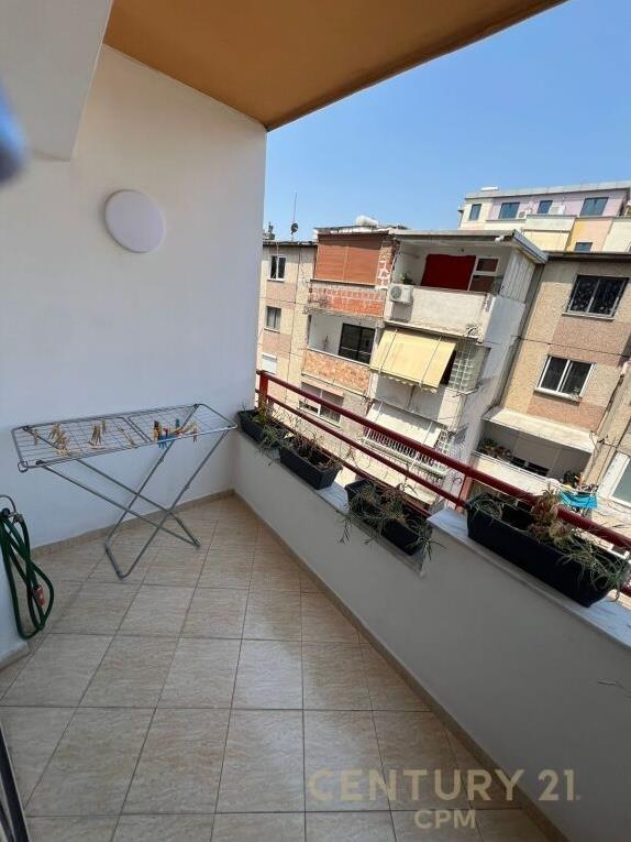 Qira Apartament 1+1 Pallati me Shigjeta 400 €