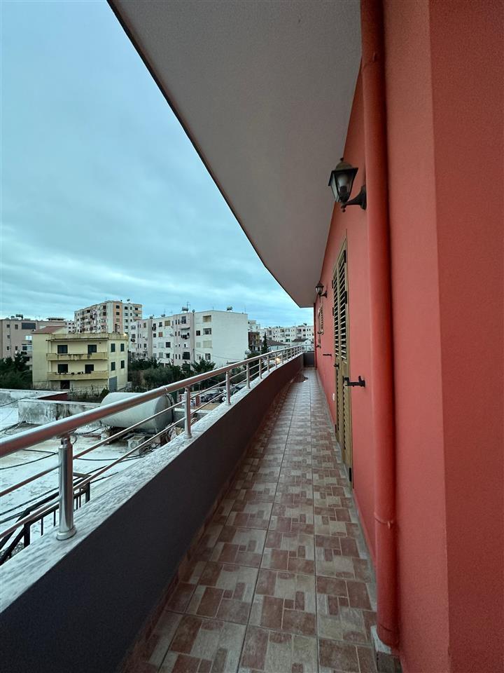 JEPET APARTAMENT ME QERA PRAN STADIUMIT DURRES.