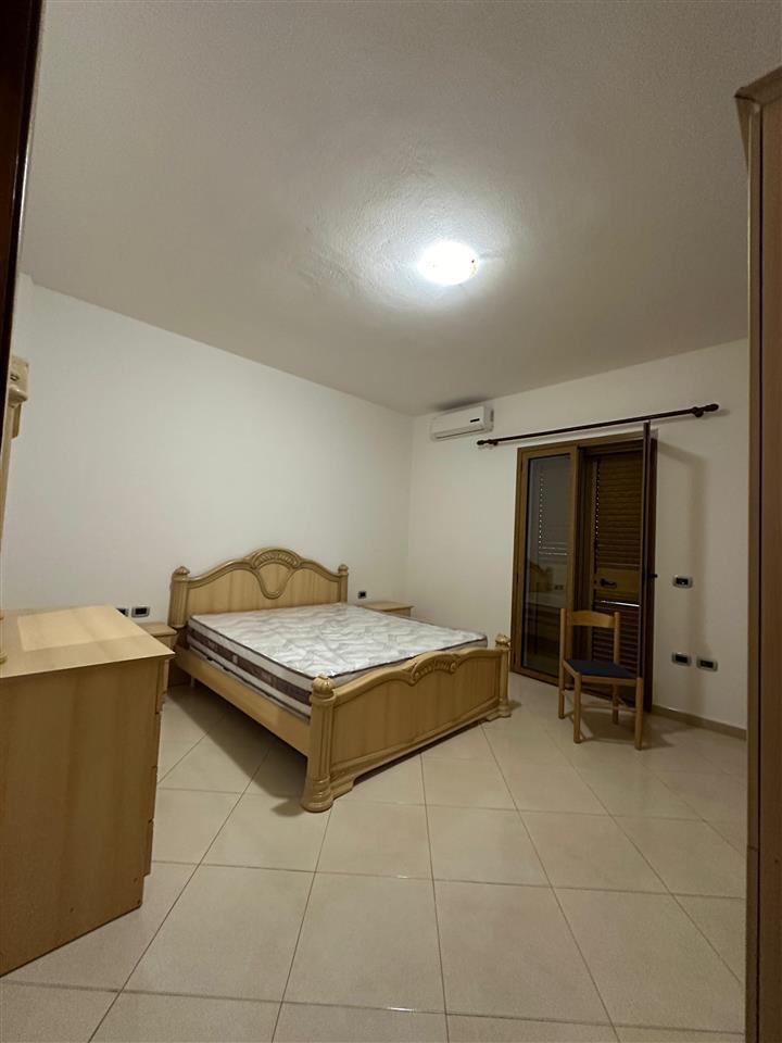 JEPET APARTAMENT ME QERA PRAN STADIUMIT DURRES.