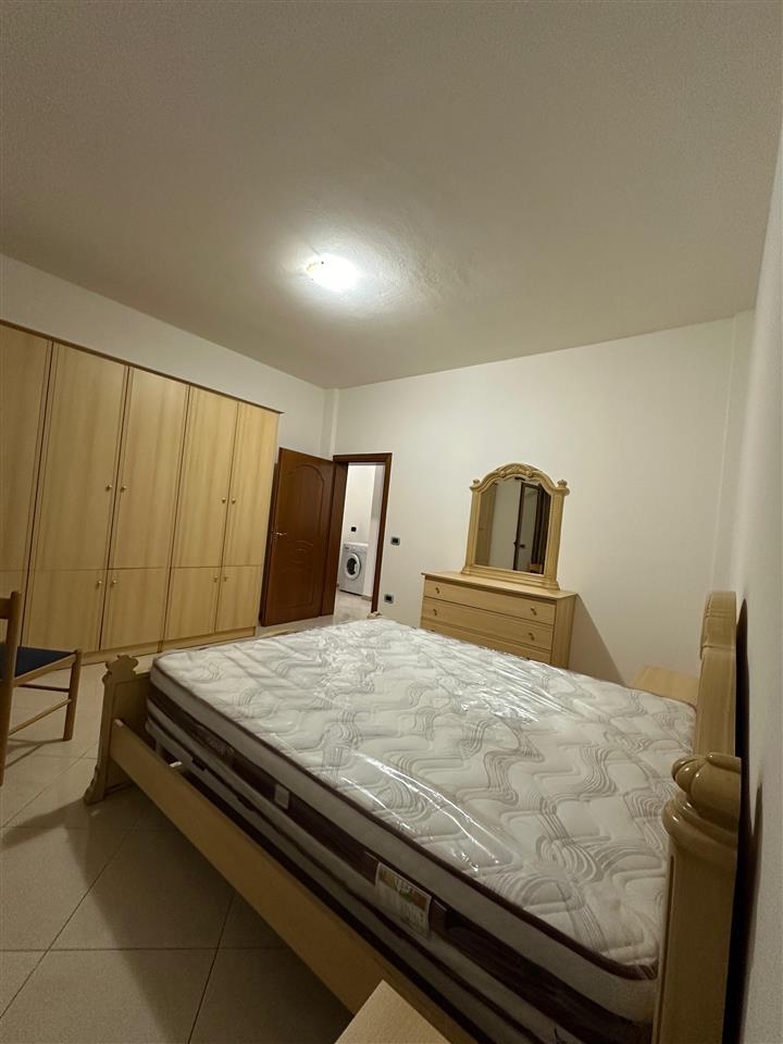 JEPET APARTAMENT ME QERA PRAN STADIUMIT DURRES.