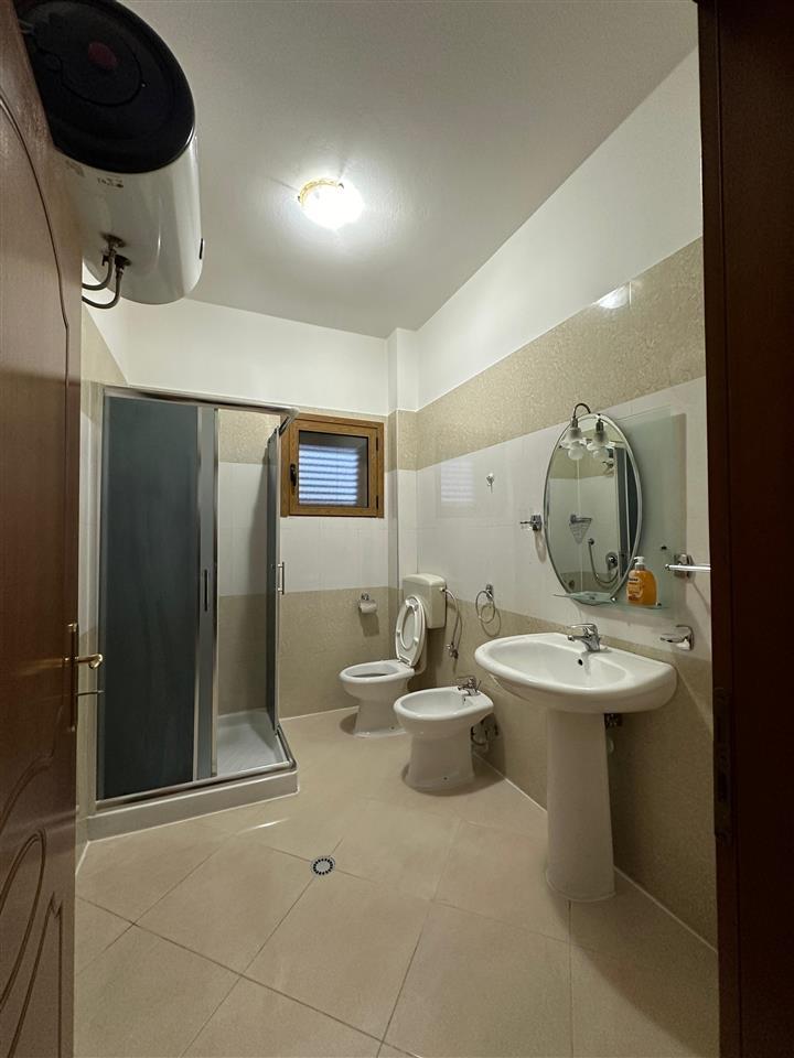 JEPET APARTAMENT ME QERA PRAN STADIUMIT DURRES.