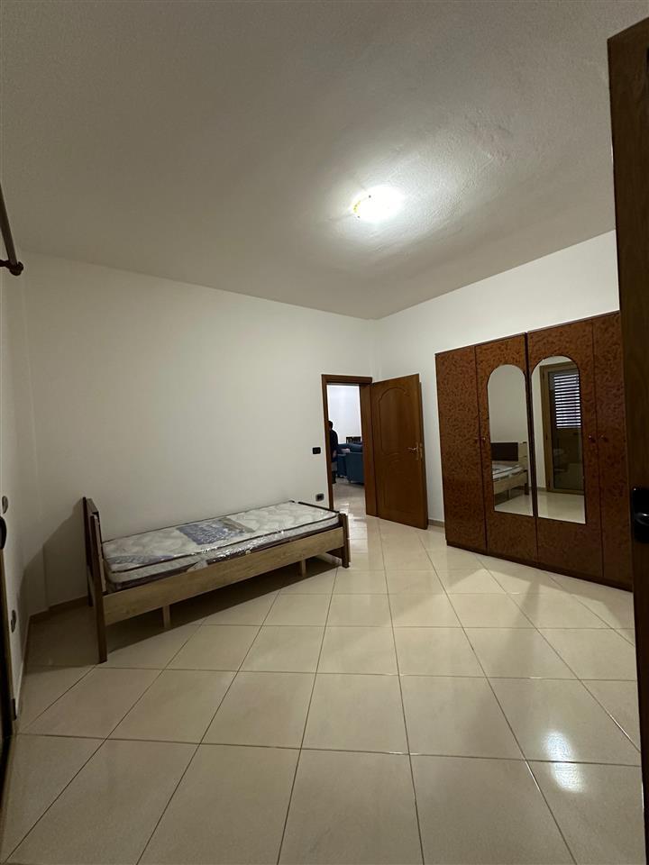 JEPET APARTAMENT ME QERA PRAN STADIUMIT DURRES.