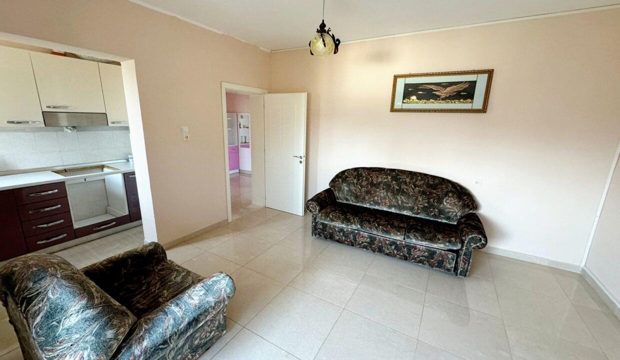 Kavaje, apartament 2+1,shetitorja “Taulantia “,afer parkut.