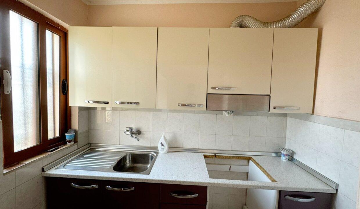 Kavaje, apartament 2+1,shetitorja “Taulantia “,afer parkut.