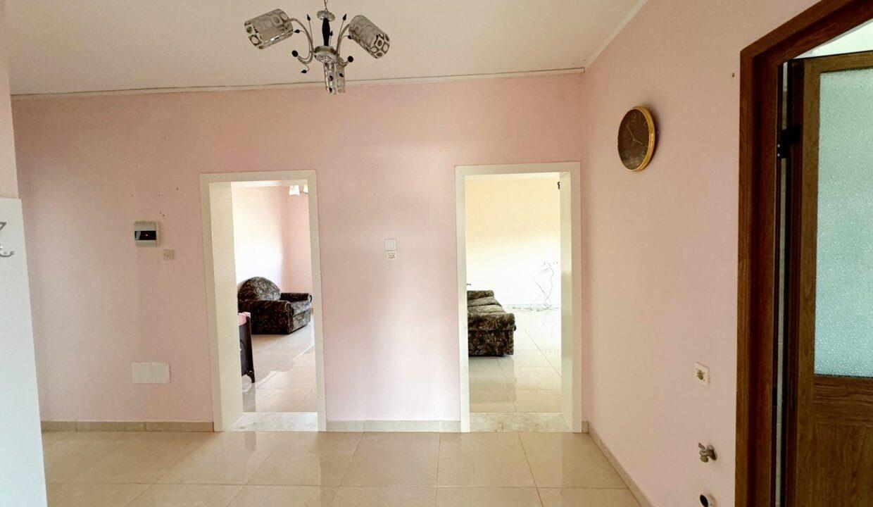 Kavaje, apartament 2+1,shetitorja “Taulantia “,afer parkut.