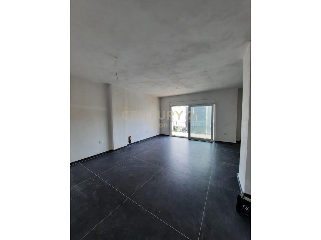 SHITET APARTAMENT ME PAMJE DETI NE QERRET KAVAJE