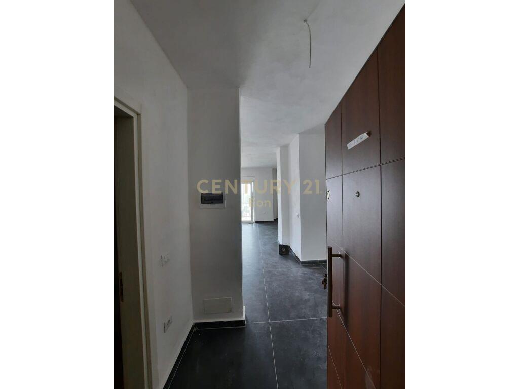 SHITET APARTAMENT ME PAMJE DETI NE QERRET KAVAJE