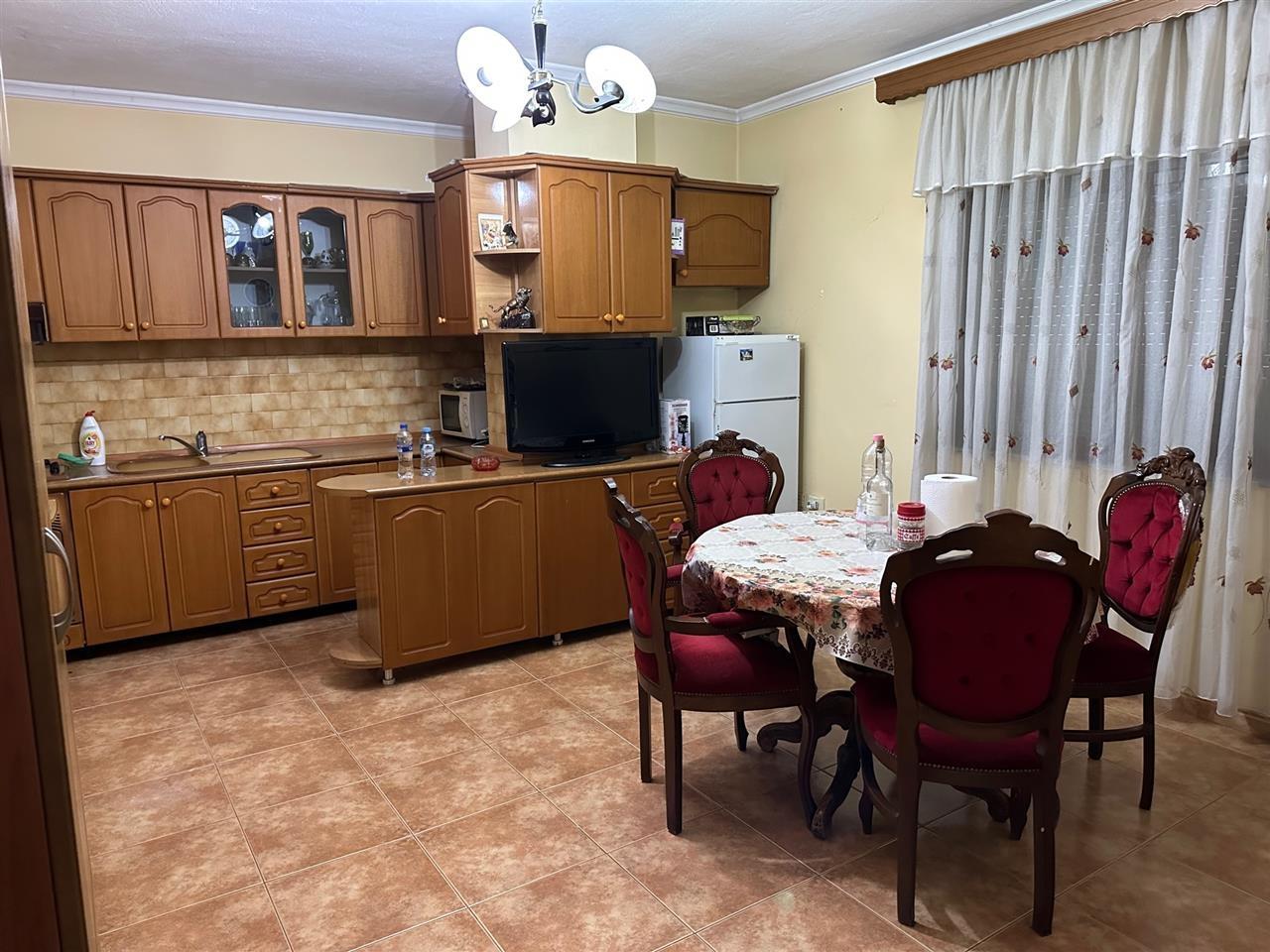 Shitet Apartament 3+1 Ish Blloku prapa Pall Agimi