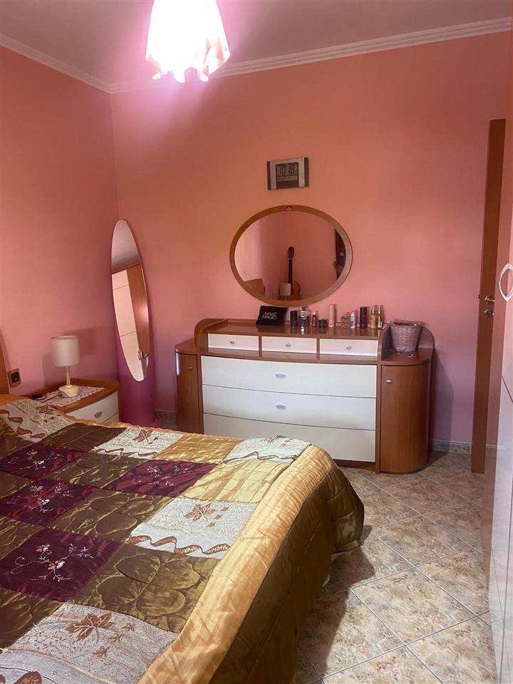 Jepet me qera 3+1 rruga “Mine Peza”