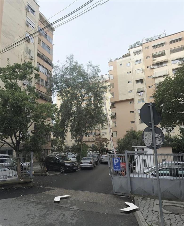 Apartament per shitje , Komuna e Parisit