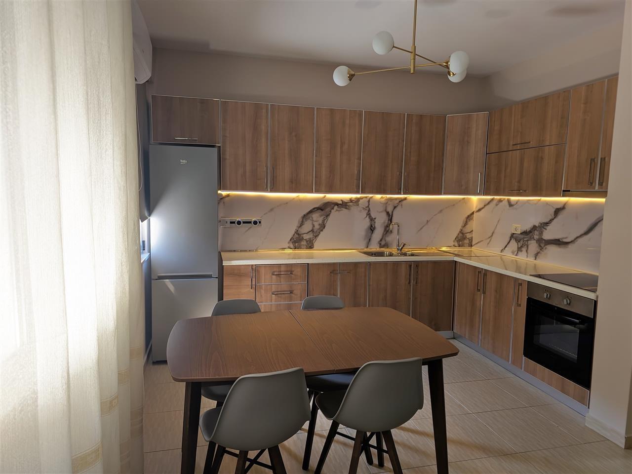 Jepet me qera apartament 2+1, rruga 5 Maji.Concord Center