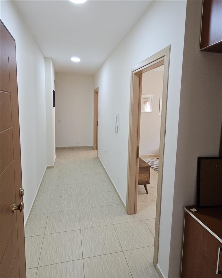 Jepet me qera apartament 2+1, rruga 5 Maji.Concord Center