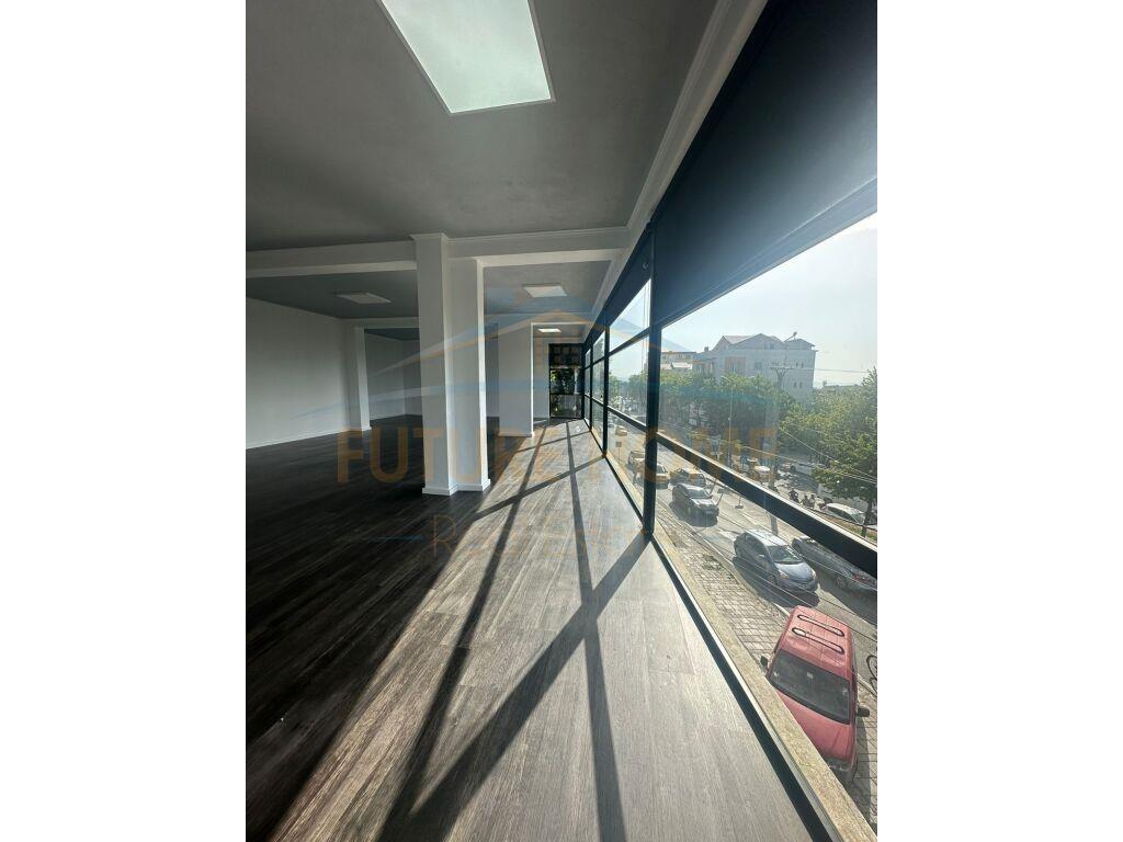 Jepet ambjent me qera 110 m2,prane komisarjatit 4