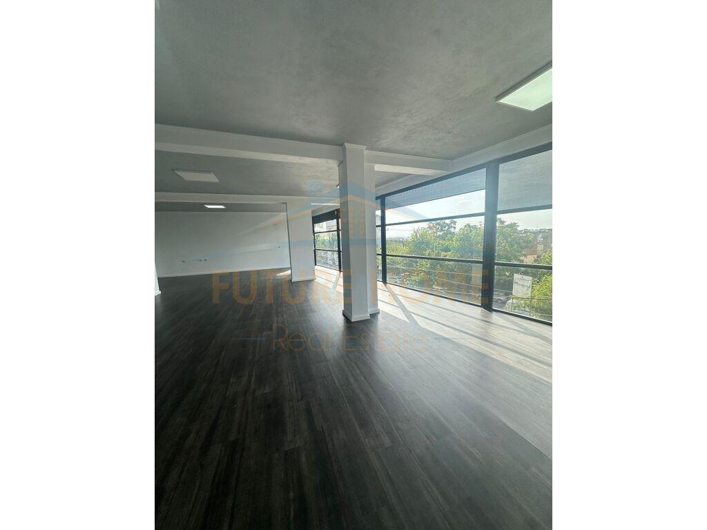 Jepet ambjent me qera 110 m2,prane komisarjatit 4