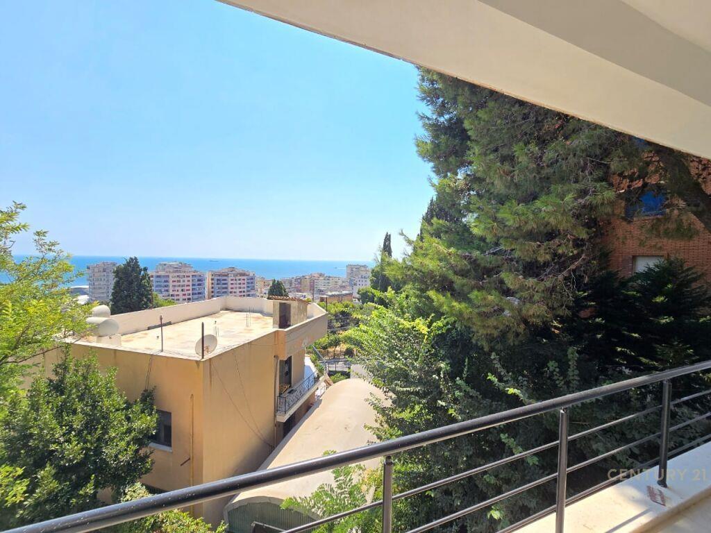 APARTAMENT 2+1+2 TE VILA E ZOGUT DURRES.