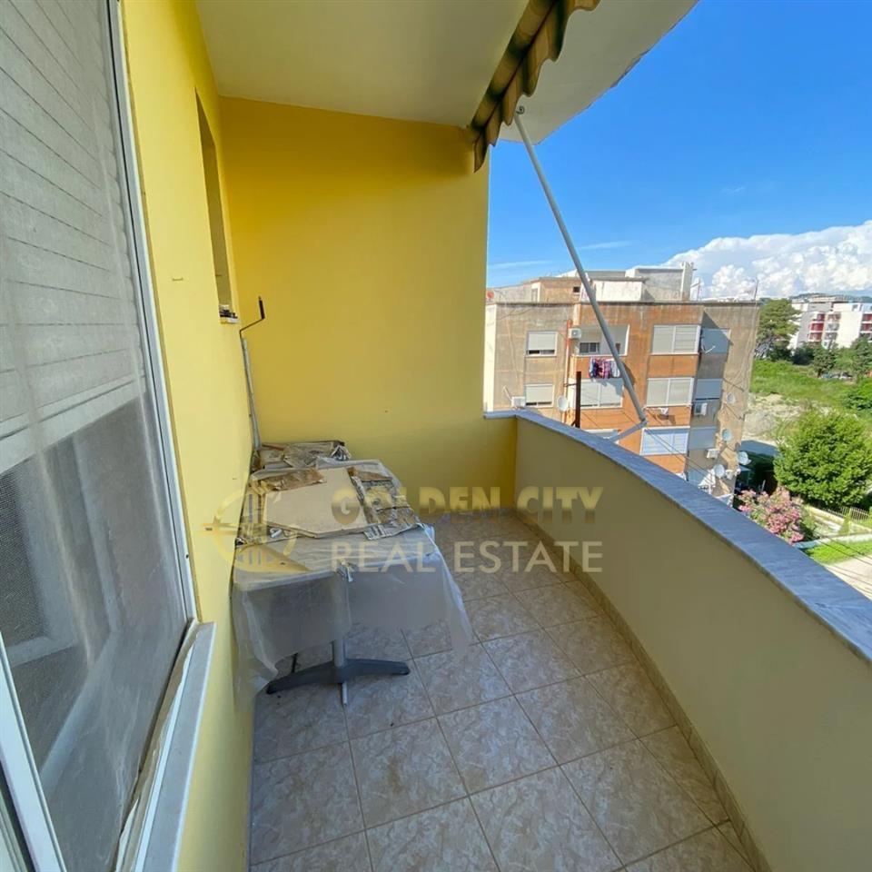 Shitet apartament 1+1