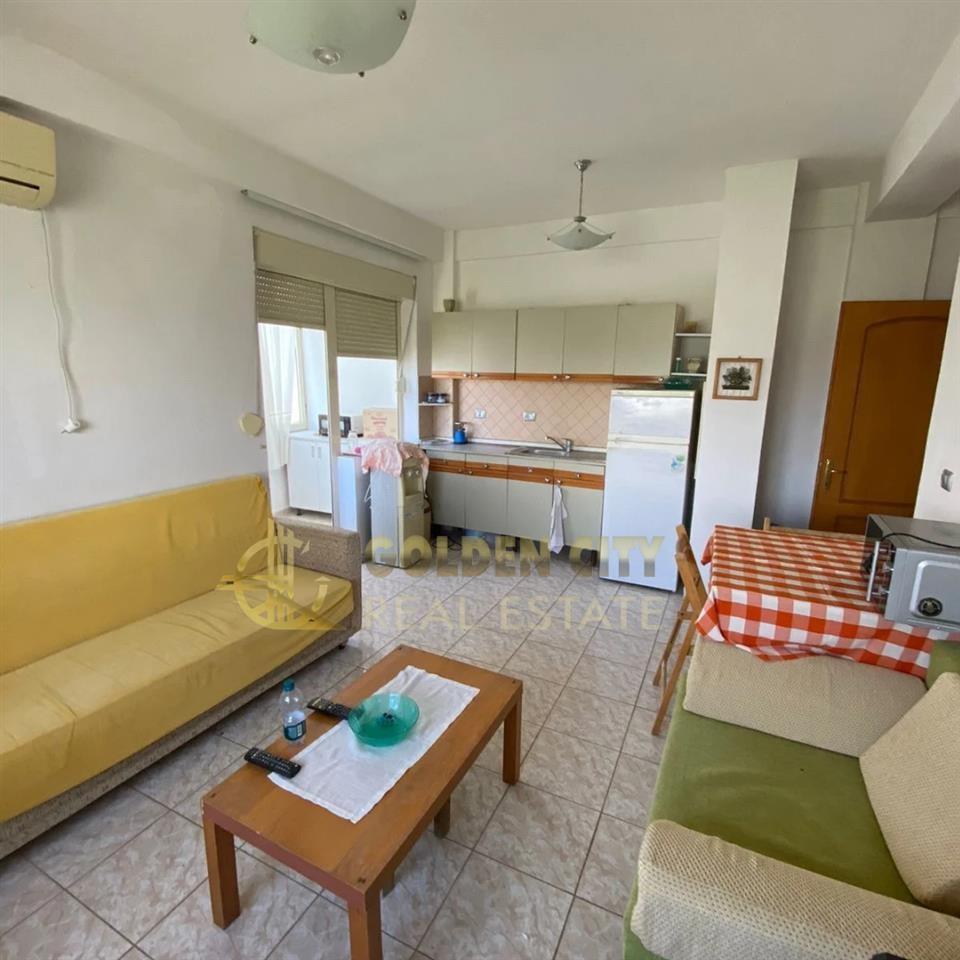 Shitet apartament 1+1