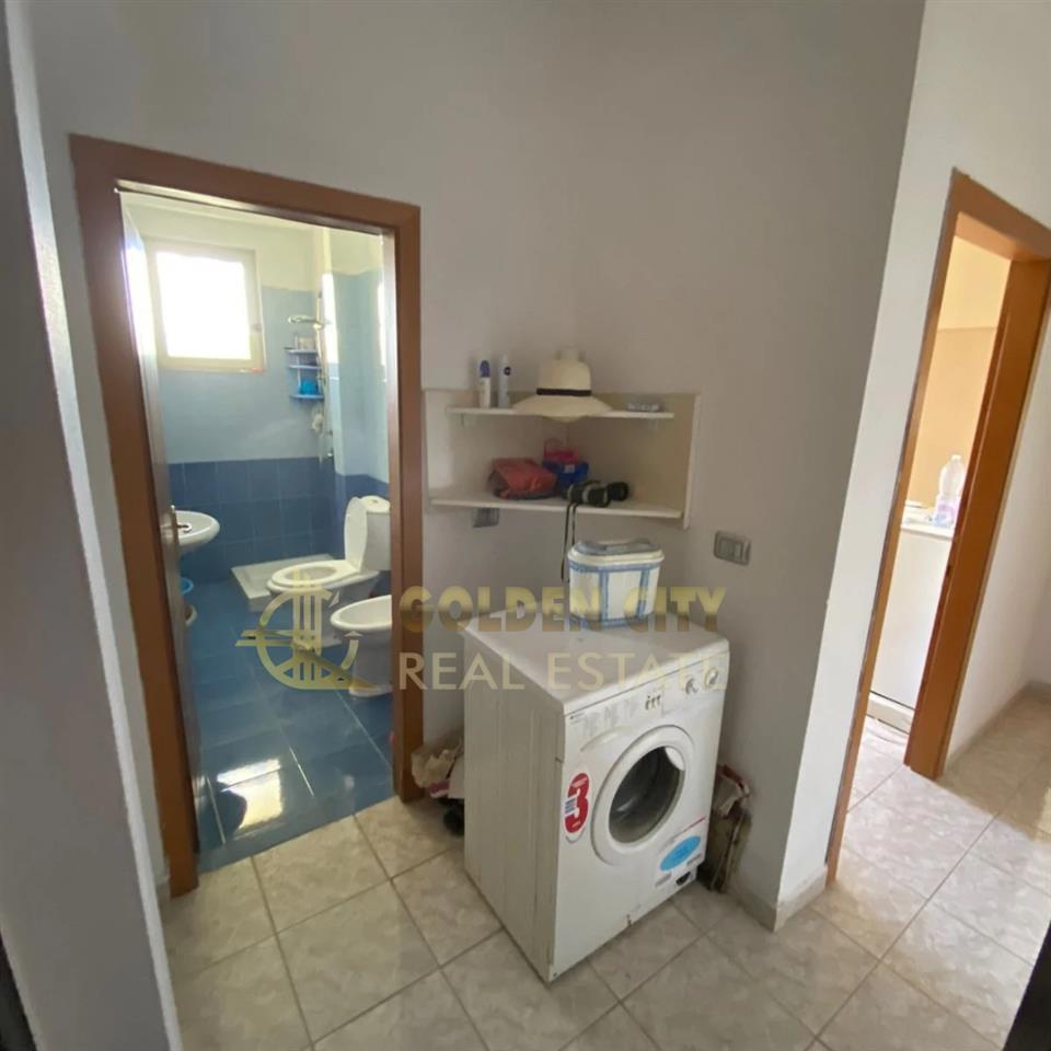 Shitet apartament 1+1