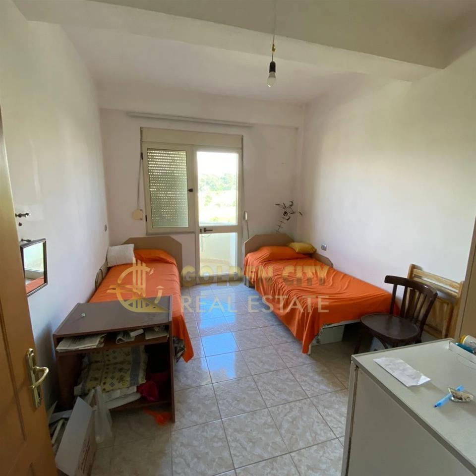 Shitet apartament 1+1