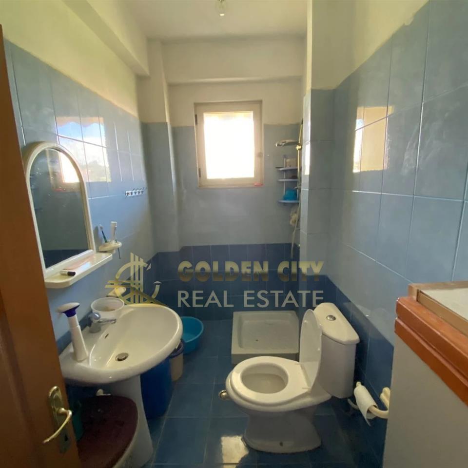 Shitet apartament 1+1