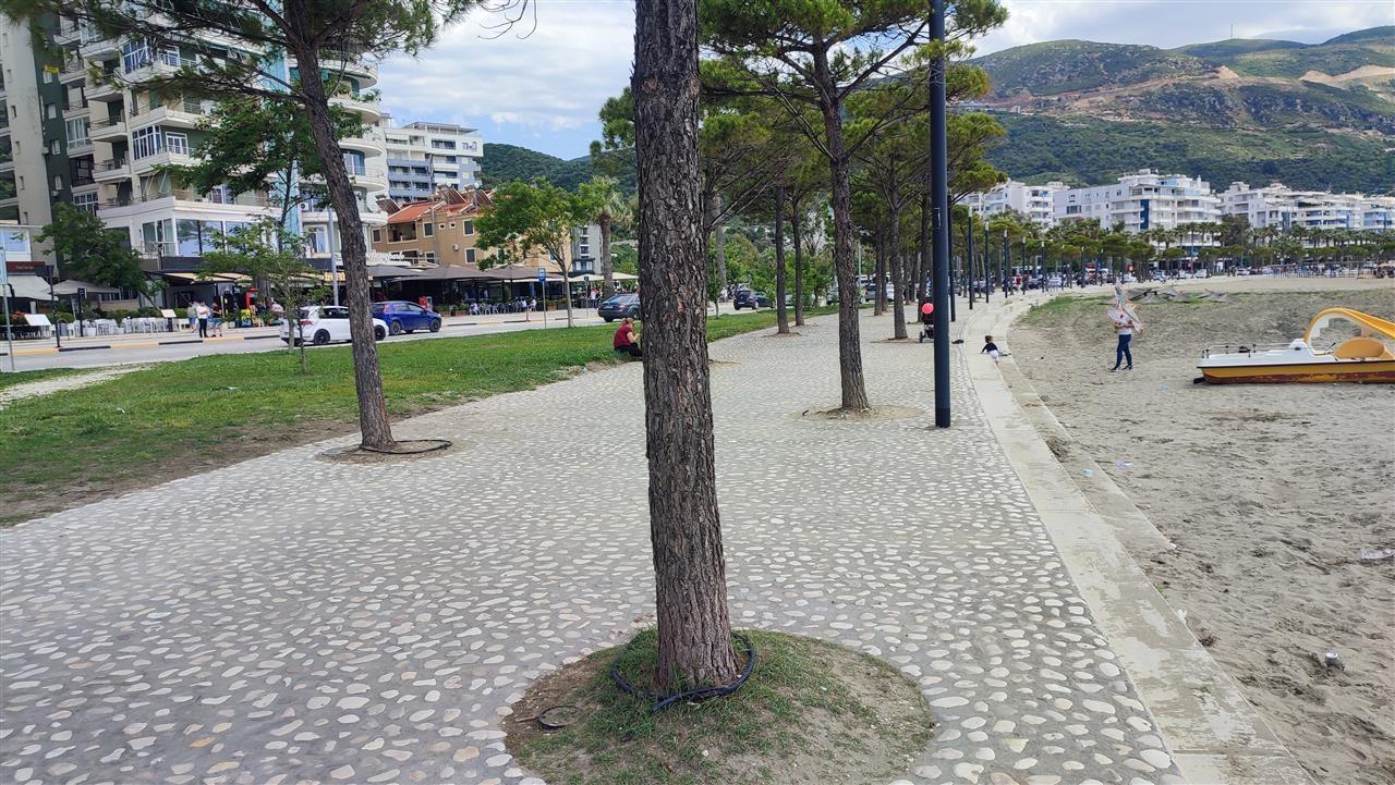 Jepet me qera ditore gazoniere ne lungomare tek Rira